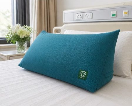 居家臥室中用於側臥支撐與擺位的凝膠款翻身支撐枕